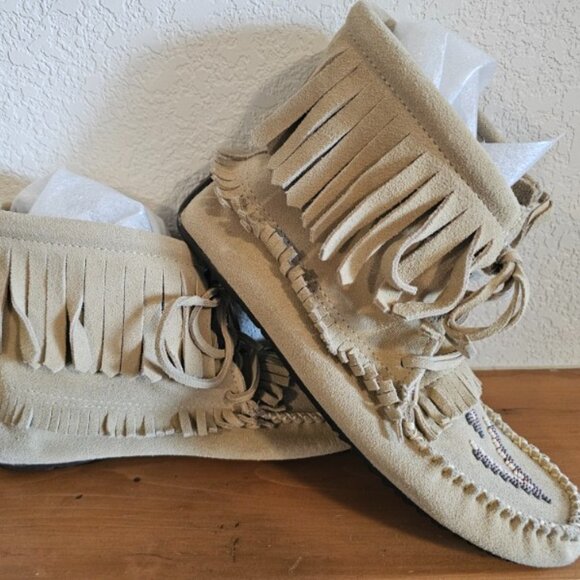 Minnetonka Women's Size 8.5 Fringe Rubber Soled Beaded Tan Moccasins - Picture 1 of 9